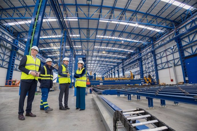 La alcaldesa de San Fernando (Cádiz), Patricia Cavada, ha mantenido una reunión con el presidente de Navantia, Ricardo Domínguez, en las instalaciones isleñas, para conocer de primera mano el estado de las nuevas infraestructuras.