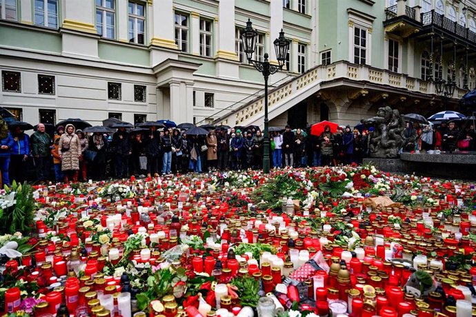 Recuerdo a las víctimas del tiroteo de Praga