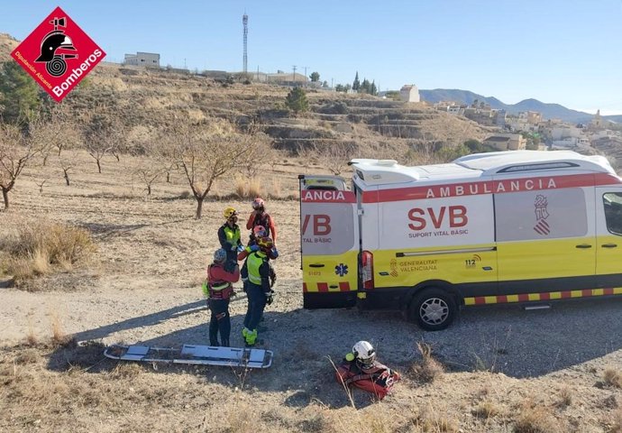 Herido un motorista al caer por un barranco tras una salida de vía en Relleu (Alicante)