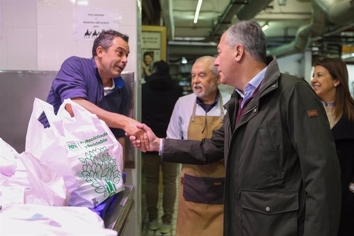 El alcalde de Sevilla, José Luis Sanz, ha acudido este sábado, en vísperas de la Nochebuena, a las actividades navideñas organizadas en dos de los mercados de abastos de Sevilla, en concreto los del Tiro de Línea y Pino Montano.