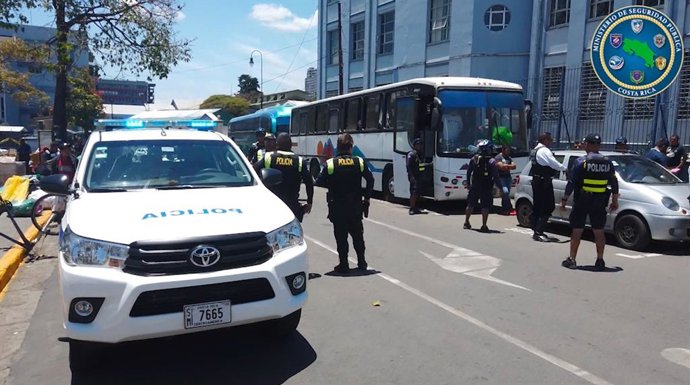 Archivo - April 29, 2020: Dos buses privados que se dirigA?an a la frontera con Nicaragua fueron interceptados por la PolicA?a en San JosA?. Foto: MSP para LN