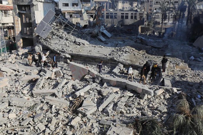 Archivo - Edificio destruido por bombardeos israelíes en la Franja de Gaza