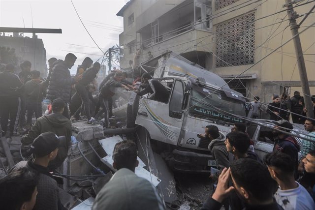 Búsqueda de supervivientes entre los escombros tras un ataque israelí en Rafá