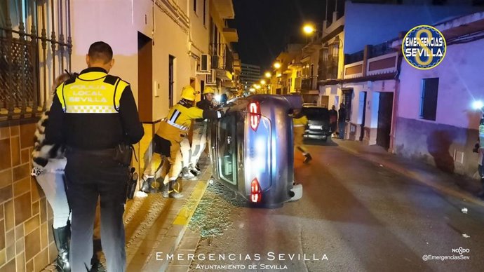 Coche volcado en Torreblanca tras chocar con otro vehículo que estaba aparcado.