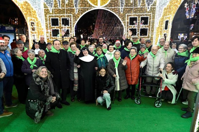Mayores de las residencias de Santander dan un paseo en taxi para ver las luces y el ambiente navideño de la ciudad