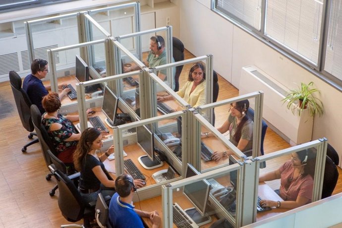 Archivo - El servicio de teleasistencia de la Junta atiende una media de 16.000 llamadas al día en el primer semestre de 2023