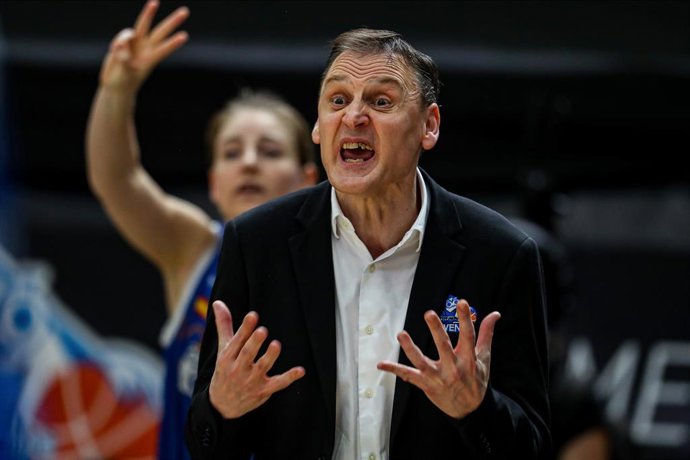 Archivo - Roberto Íñiguez durante un partido del Perfumerías Avenida