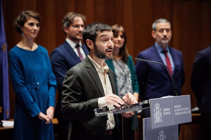 El ministro de Derechos Sociales, Consumo y Agenda 2030, Pablo Bustinduy, preside la toma de posesión de altos cargos del Ministerio de Derechos Sociales, Consumo y Agenda 2030, en la sede del Ministerio, a 20 de diciembre de 2023, en Madrid (España). A