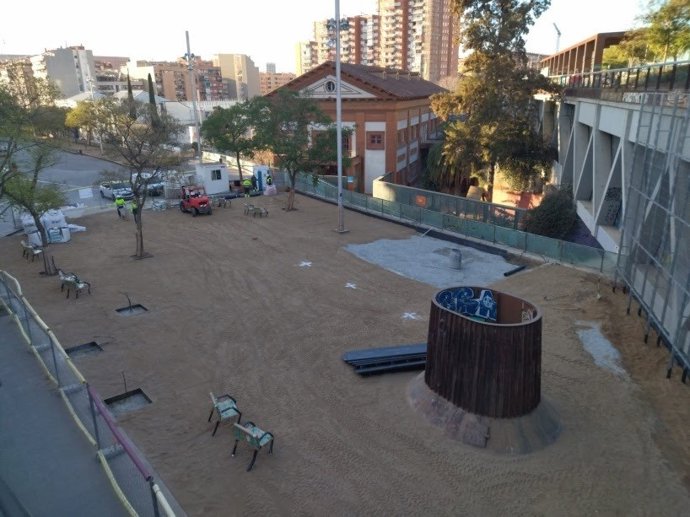 Espacio en el que el Ayuntamiento de Barcelona inicia las obras de un nuevo espacio para mayores y de juego infantil en Rambla de Badal