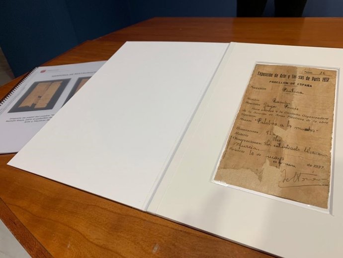 El Museo Ramón Gaya restaura la etiqueta de un cuadro del pintor murciano, que compartió sala con el Guernica en París