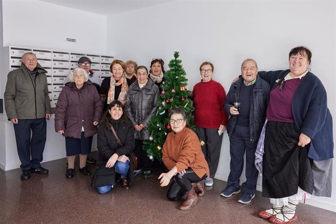 Personas mayores de los apartamentos de Milagrosa se reúnen para compartir tradiciones navideñas de distintas culturas