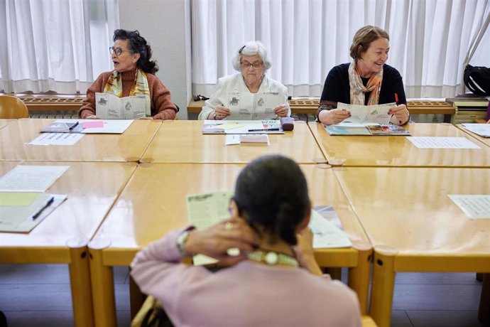 Más de 1.000 niños entregan cientos de postales navideñas a las personas mayores de los barrios de Pamplona