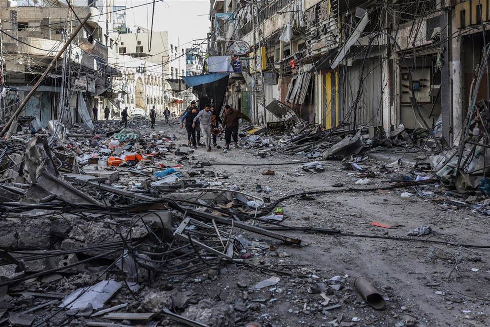 Traslado de un cadáver tras un ataque israelí en Jan Yunis, en el sur de la Franja de Gaza