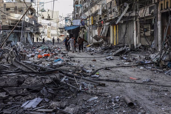 24 December 2023, Palestinian Territories, Khan Yunis: Palestinians carry the body of a Palestinian killed after an Israeli airstrike on the centre of Khan Yunis, south of the Gaza Strip. Photo: Mohammad Abu Elsebah/dpa