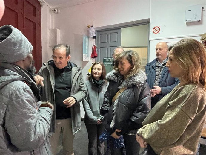 La alcaldesa de Zaragoza y los concejales Marian Orós y Ángel Lorén conversan con un usuario del albergue municipal el día de Nochebuena.