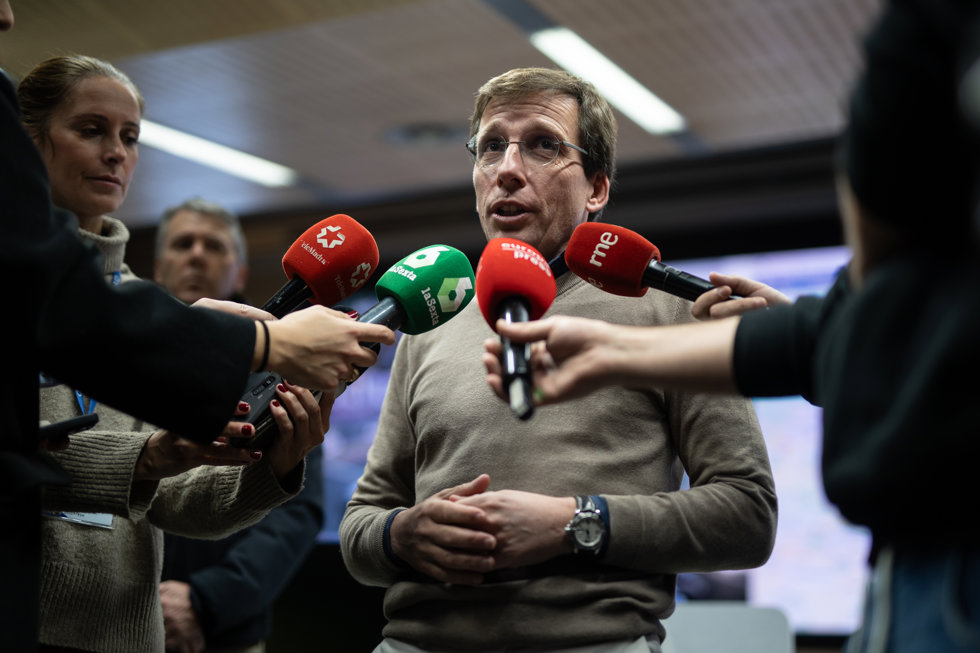 El alcalde de Madrid, José Luis Martínez-Almeida, atiende a los medios de comunicación durante su visita al Centro Integral de Seguridad y Emergencias (CISEM)