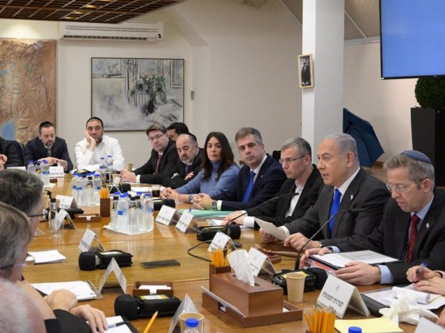 Benjamin Netanyahu, primer ministro de Israel, encabeza una reunión del Gobierno