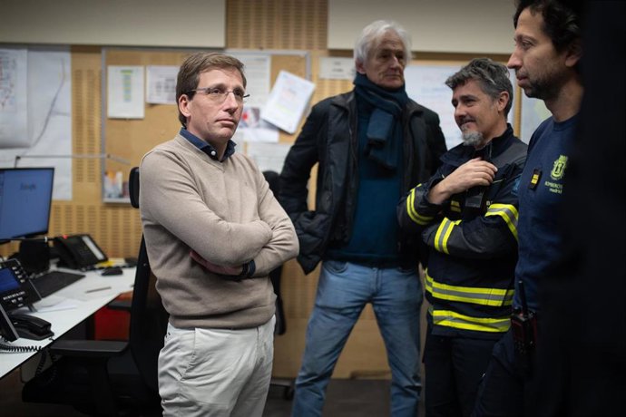 El alcalde de Madrid, José Luis Martínez-Almeida (i), felicita la Navidad a varios bomberos que están en activo durante la Nochebuena, en el Centro Integral de Seguridad y Emergencias (CISEM)  