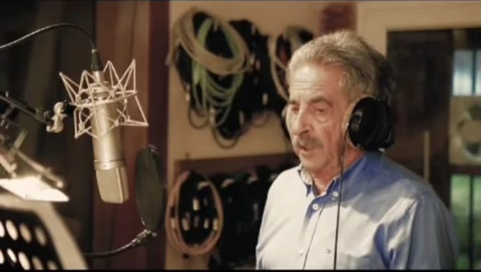 Captura del vídeo con el que Revilla felicita las fiestas, cantando el villancico 'Así era la Navidad', de Nando Agüeros