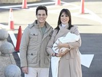 Patricia Pardo y Christian Gálvez abandonan el hospital con su hijo Luca en brazos