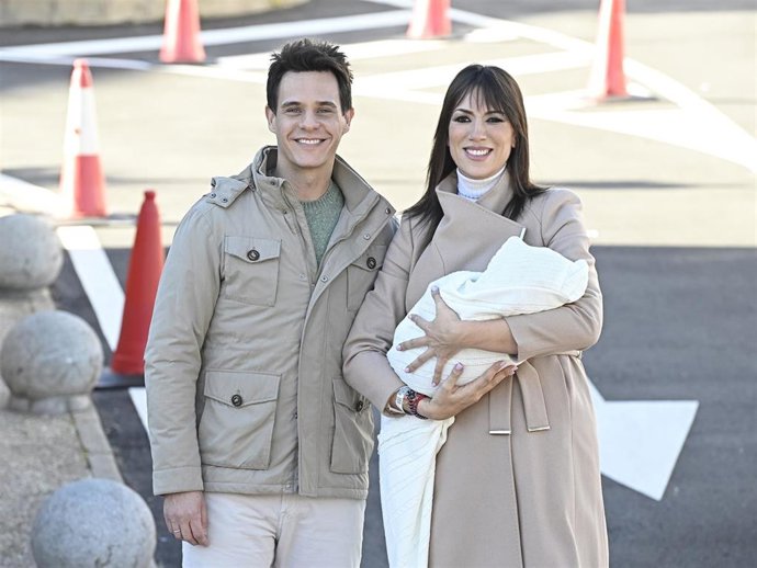CHRISTIAN GÁLVEZ Y PATRICIA PARDO SALEN DEL HOSPITAL CON SU HIJO LUCA EN BRAZOS