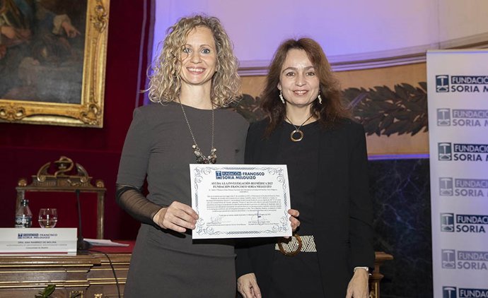 Alicia Martínez posa junto a la viceconsejera de Universidades, Investigación y Ciencia del Gobierno de la Comunidad de Madrid, Ana Ramírez de Molina