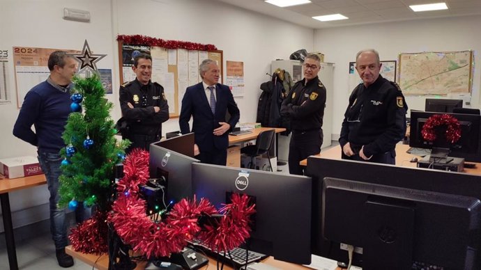 El delegado del Gobierno en Castilla y León, Nicanor Sen, visita dependencias policiales y de la Guardia Civil esta Nochebuena.