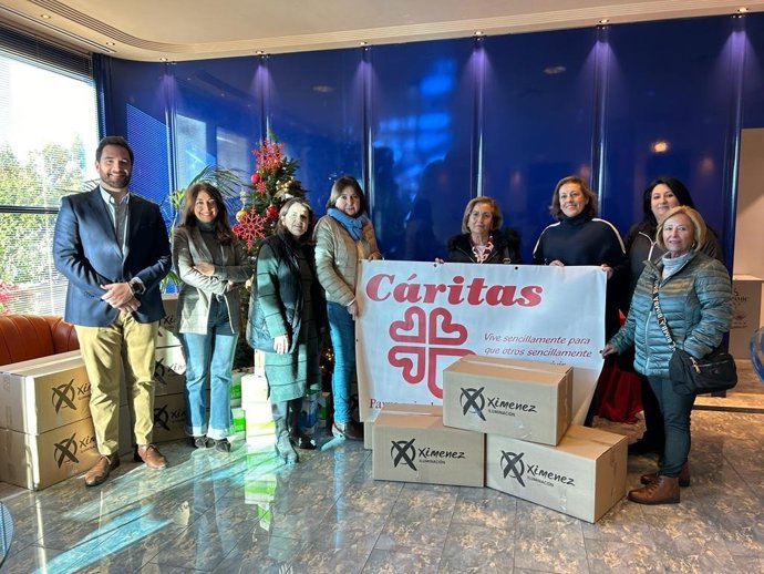 Ximenez Group entrega más de 250 kilos de alimentos a Cáritas de Puente Genil tras su campaña solidaria navideña.