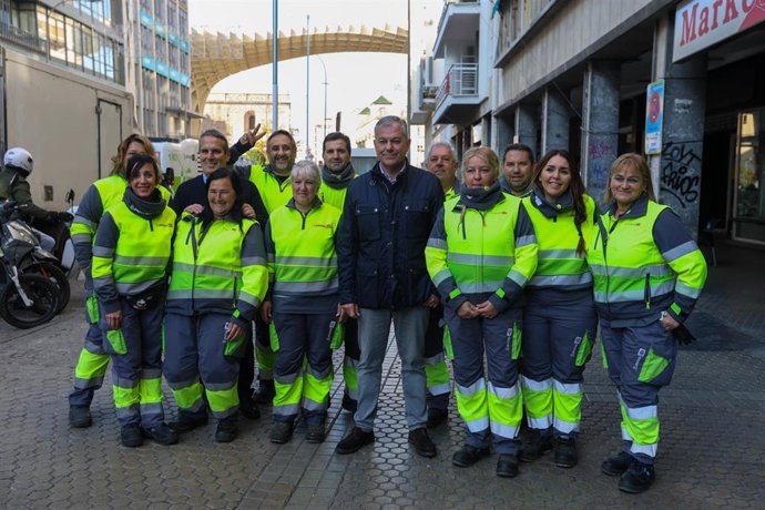 El alcalde de Sevilla, José Luis Sanz, con empleados municipales el 24 de diciembre de 2023.