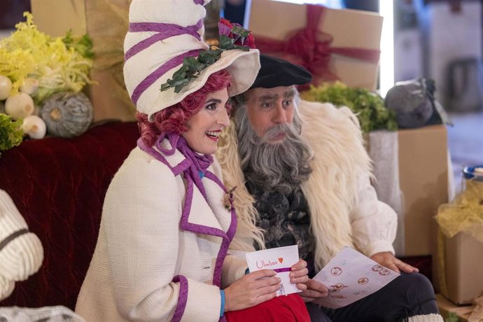Archivo - Olentzero y Mari Domingi reciben las cartas y deseos de los niños en el Teatro Arriaga de Bilbao