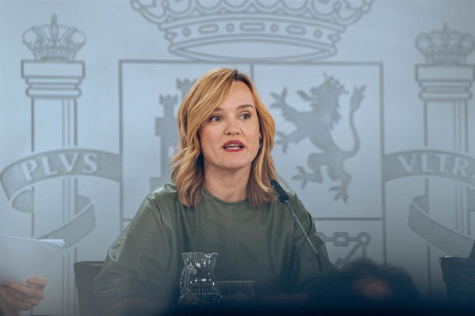 La ministra Portavoz y ministra de Educación, Formación Profesional y Deporte, Pilar Alegría, durante una rueda de prensa posterior a la reunión del Consejo de Ministros, en el Palacio de la Moncloa, a 19 de diciembre de 2023, en Madrid (España).