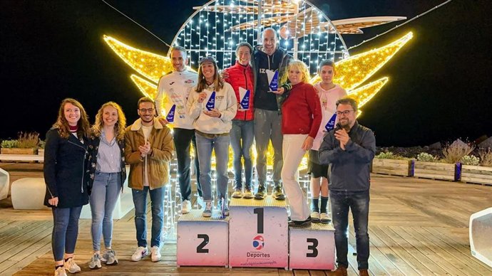 Ganadores de la 'I edición de la Travesía a Nado Nocturna' de Santa Cruz de La Palma junto al alcalde, Asier Antona