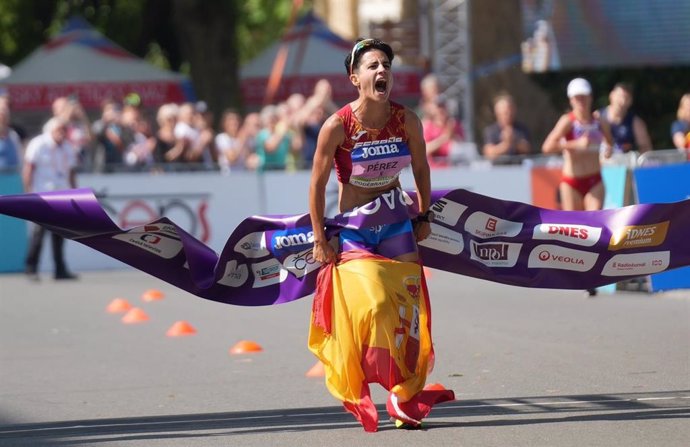 Archivo - María Pérez en el momento de batir el récord del mundo de los 35 kilómetros marcha