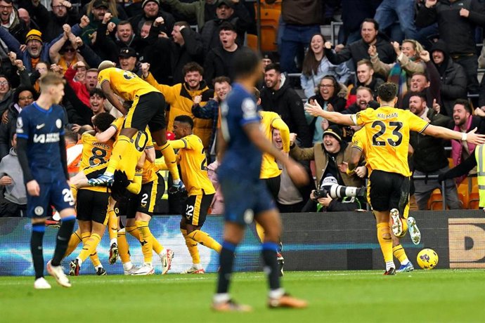 Los jugadores del Wolverhampton celebran el gol de Doherty en el partido ante el Chelsea de la Premier 23-24