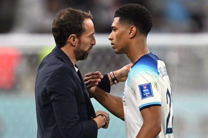 Archivo - 21 November 2022, Qatar, Doha: England manager Gareth Southgate greets Jude Bellingham after the FIFA World Cup Qatar 2022 Group B soccer match between England and Iran at Khalifa International Stadium. Photo: Robert Michael/dpa