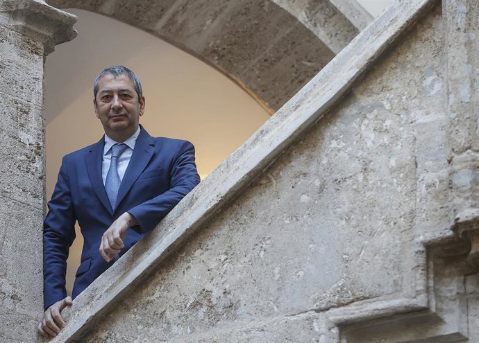 El vicepresidente primero y conseller de Cultura y Deporte de la Generalitat Valenciana, Vicente Barrera, posa tras una entrevista para Europa Press, a 23 de diciembre de 2023, en Valencia, Comunidad Valenciana (España). Barrera tomó posesión de su carg