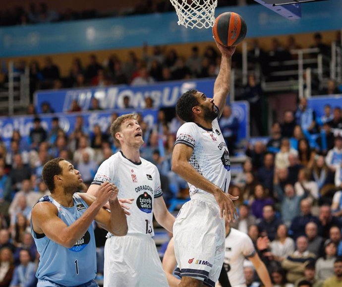 Justin Anderson (izda) durante el partido entre el Río Breogán y el Monbus Obradoiro de la Liga Endesa 23-24