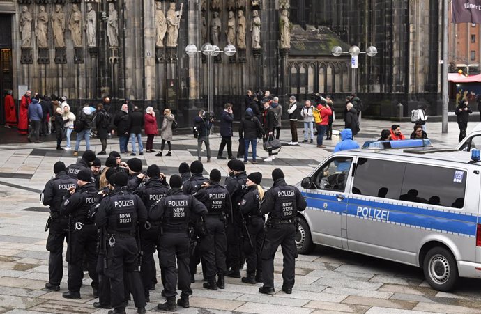 Desplegament policial al costat de la catedral de Colònia