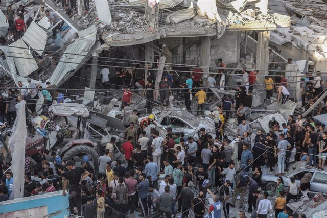 Archivo - Edificio destruido tras un bombardeo del Ejército de Israel cerca de una escuela de la Agencia de Naciones Unidas para los Refugiados de Palestina en Oriente Próximo (UNRWA) en Jan Yunis, en el sur de la Franja de Gaza (archivo)