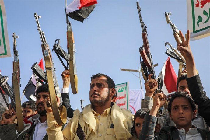 Archivo - Seguidores y miembros de los huthis durante una protesta en la capital de Yemen, Saná (archivo)