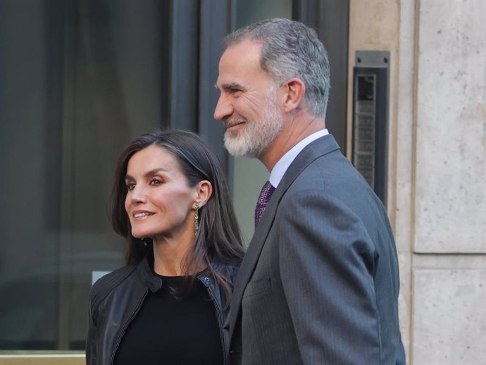 La Reina Letizia y el Rey Felipe a la salida del restaurante, a 20 de diciembre de 2023, en Madrid (España).