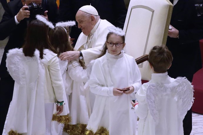 16 December 2023, Vatican, Vatican City: Pope Francis meets performers of the living nativity scene of the Basilica of Saint Mary Major, in the Paul VI hall at the Vatican. Photo: Evandro Inetti/ZUMA Press Wire/dpa