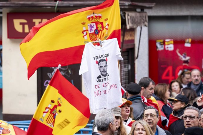 Una camiseta en la que llaman a Sánchez 'traidor' durante una concentración frente a las sede del PSOE de la calle Ferraz