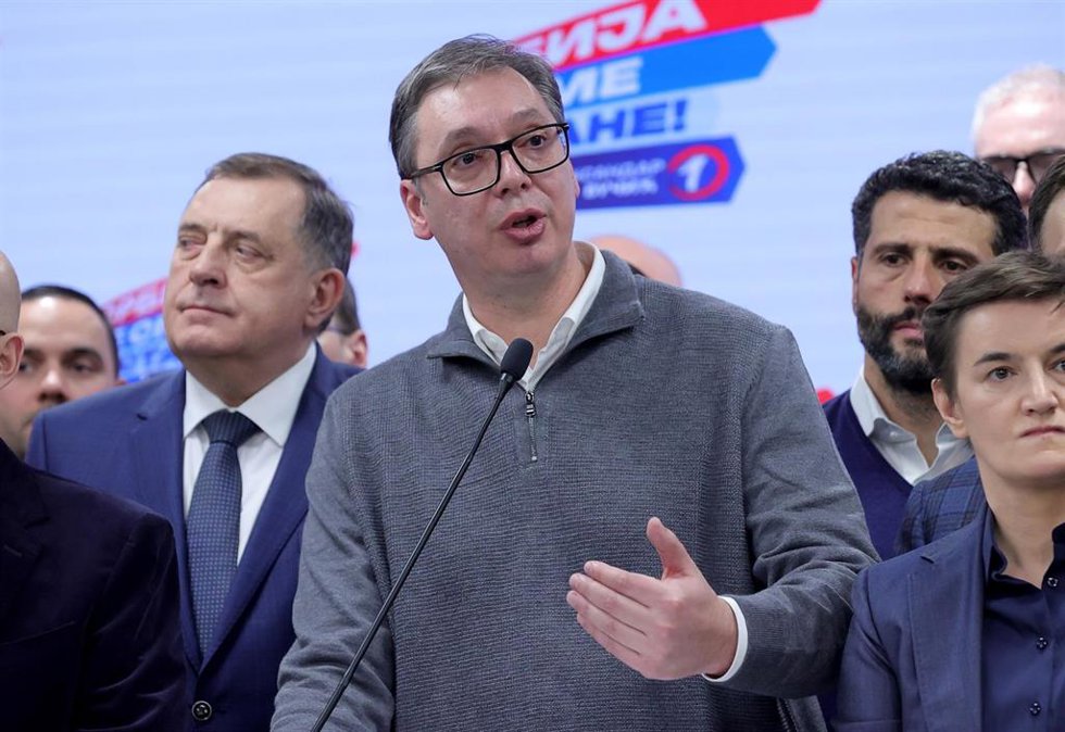 El presidente serbio Aleksandar Vucic habla durante una rueda de prensa en la sede del Partido Progresista Serbio (SNS) en Belgrado