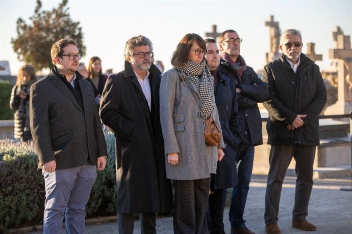 Castell y Lalla ante la tumba