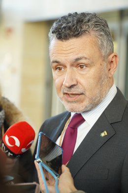 Archivo - El alcalde de La Rioja, Conrado Escobar, atiende a los medios de comunicación durante la ceremonia de apertura de la 7 Conferencia Mundial de Enoturismo de la Organización Mundial del Turismo (OMT), a 23 de noviembre de 2023, en Logroño, La R