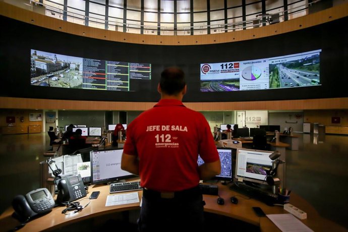 Archivo - Ayudado por varias pantallas de ordenador y paneles luminosos, un trabajador, jefe de sala del 112, vigila el estado de las carreteras de Madrid en el interior de la sede de la ASEM 112 Emergencias de la Comunidad de Madrid situada en el Paseo