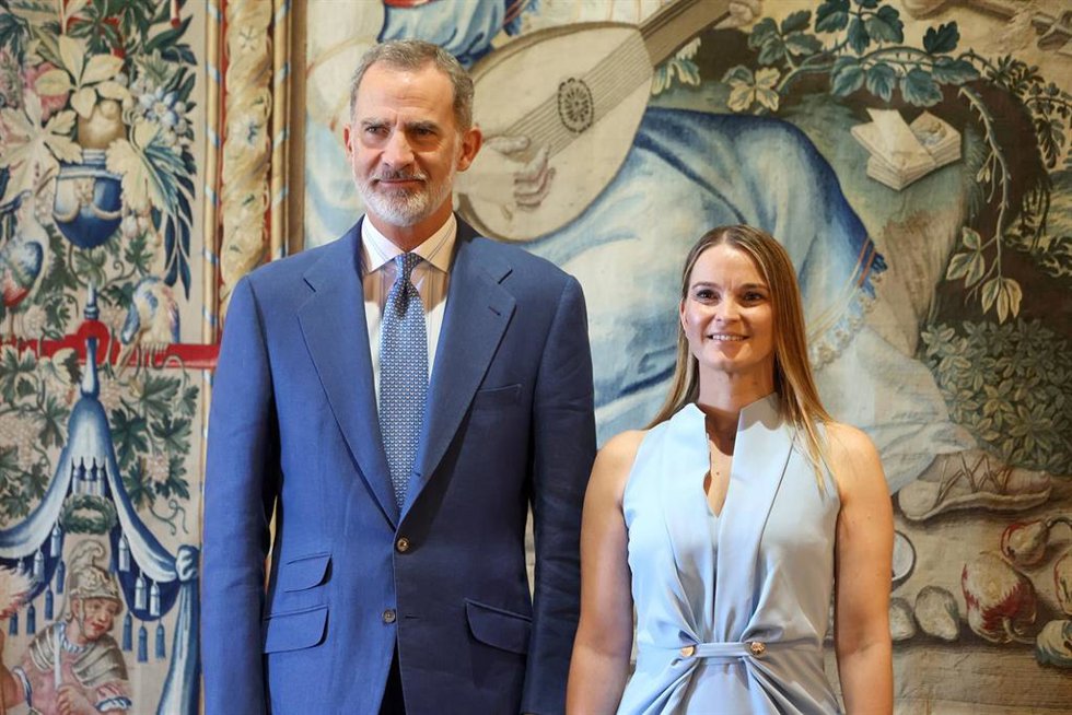 Archivo - El Rey Felipe VI posa junto a la presidenta del Govern, Marga Prohens, en el Palau de lAlmudaina, a 27 de julio de 2023, en Palma de Mallorca, Mallorca, Baleares (España).