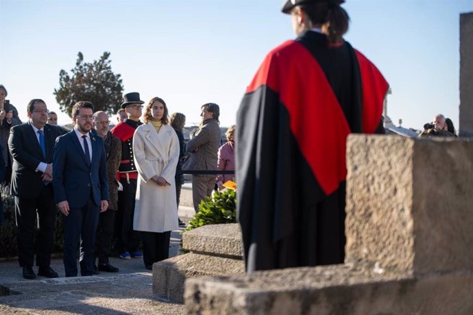 Aragonès davant la tomba