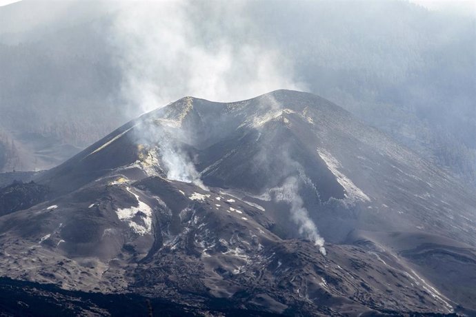 Archivo - Una de las bocas eruptivas del volcán de Cumbre Vieja